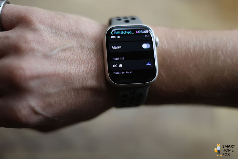 Man sieht den Wecker auf der Apple Watch 8.